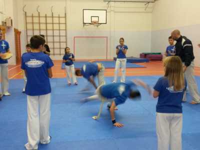 Due allievi a confronto, il ritmo della Capoeira Regional � veloce, l'ideale per mosse e acrobazie pi� spettacolari